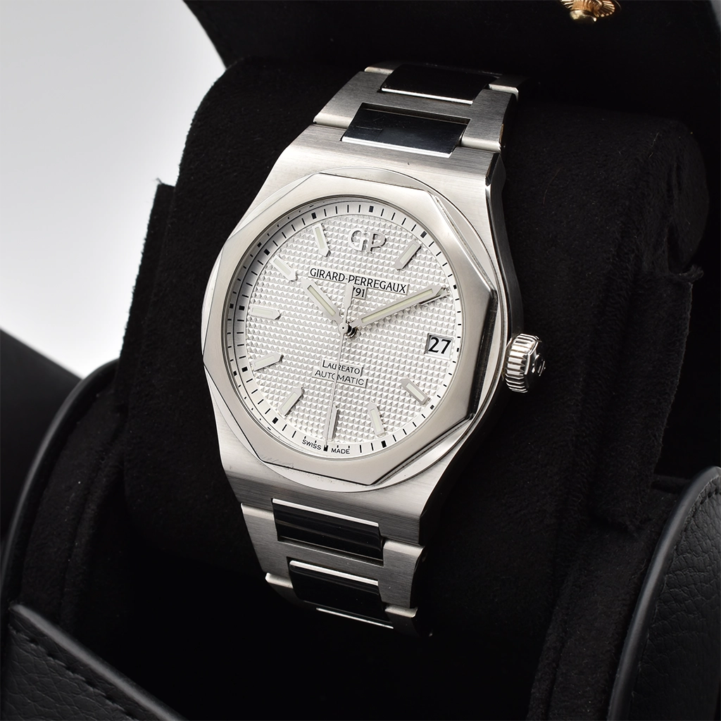 Girard Perregaux Laureato Automatic 42mm 81010-11-131-11A 2022 Box & Papers