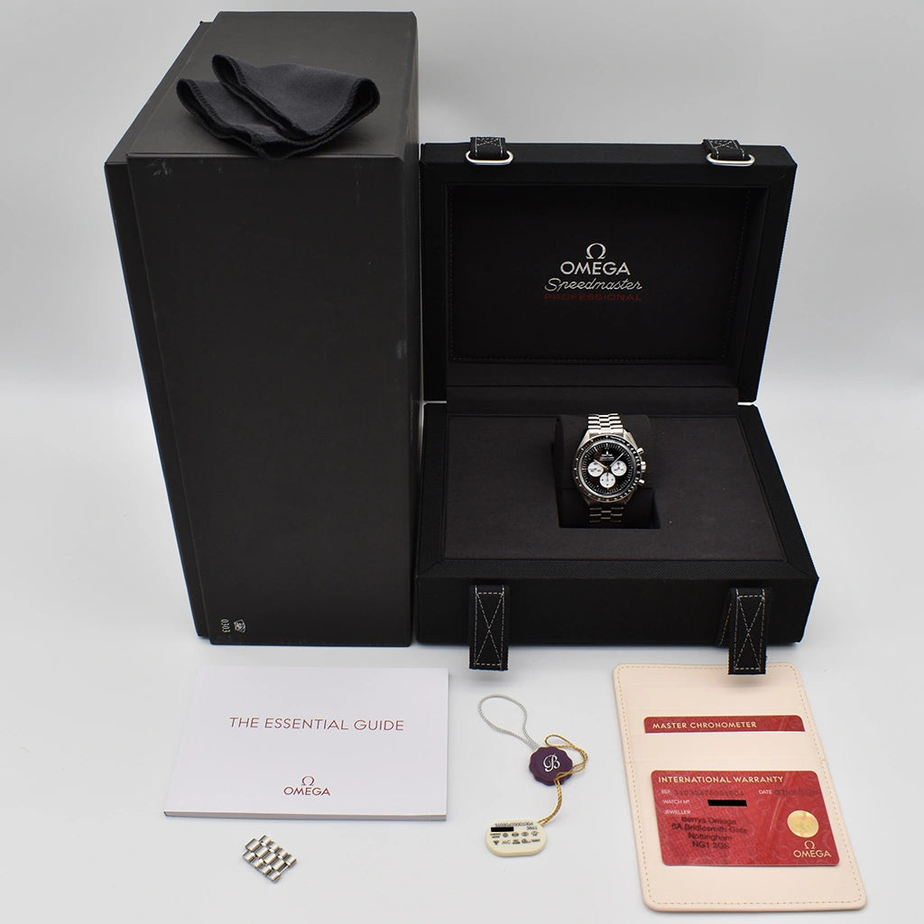 OMEGA Speedmaster Moonwatch Reverse Panda Sapphire 310.30.42.50.01.004 2026 Box & Papers