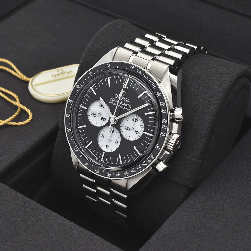 OMEGA Speedmaster Moonwatch Reverse Panda Sapphire 310.30.42.50.01.004 2026 Box & Papers